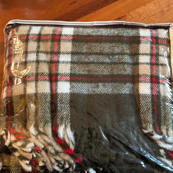 Throw - Picture 2 of 3